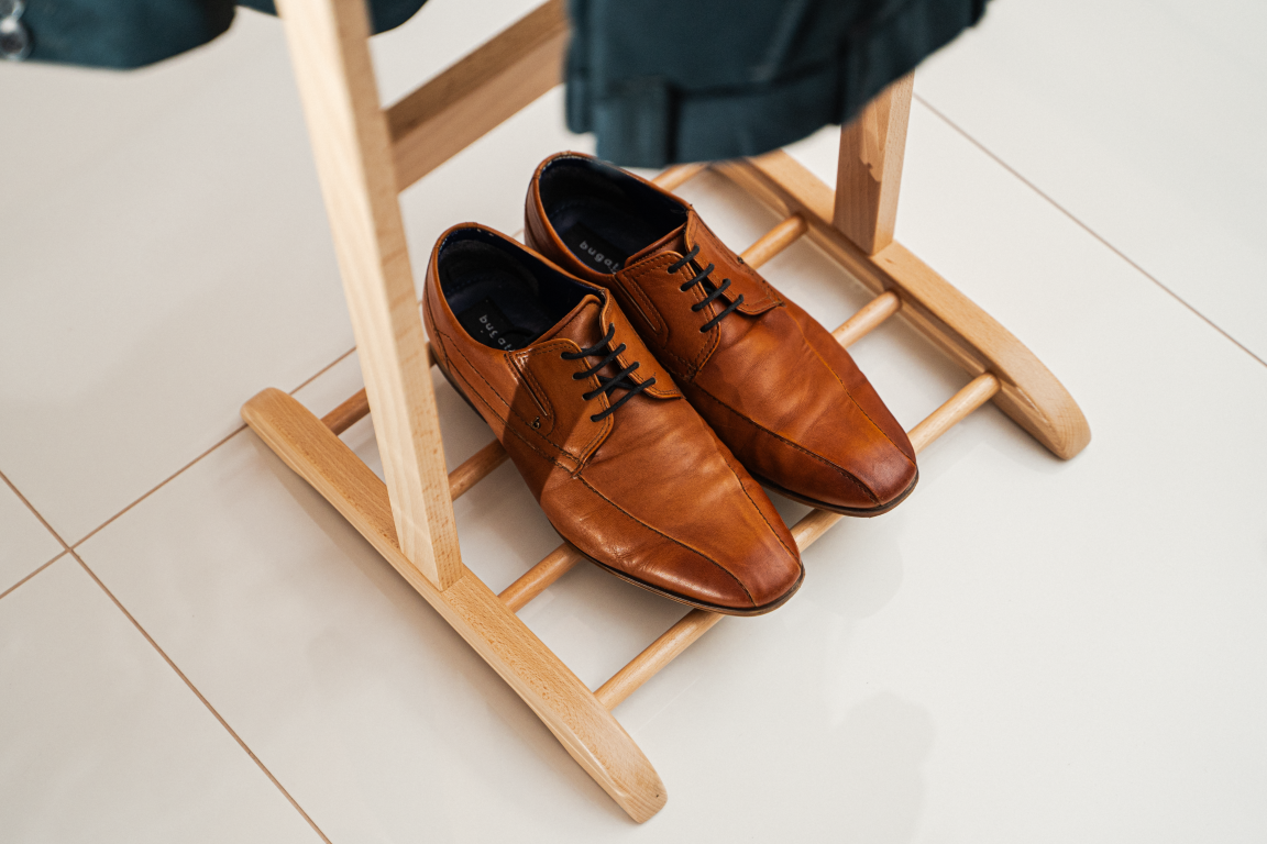 Buty na drewnianym kamerdynerze