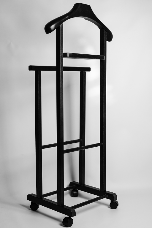 Stojak na garnitur JEVTRS – drewniany kamerdyner czarny, elegancki